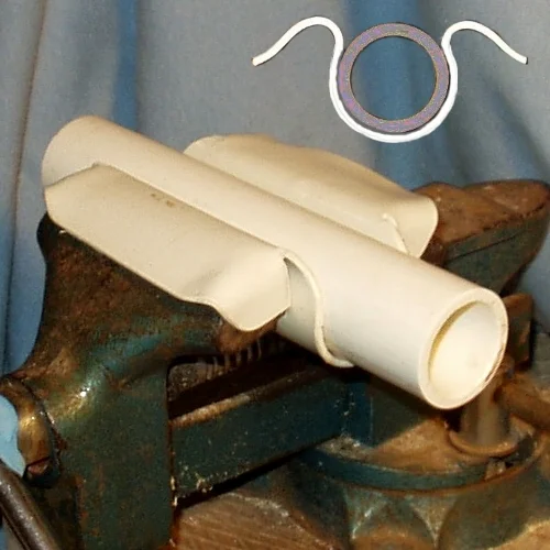 老虎钳中的 PVC 管